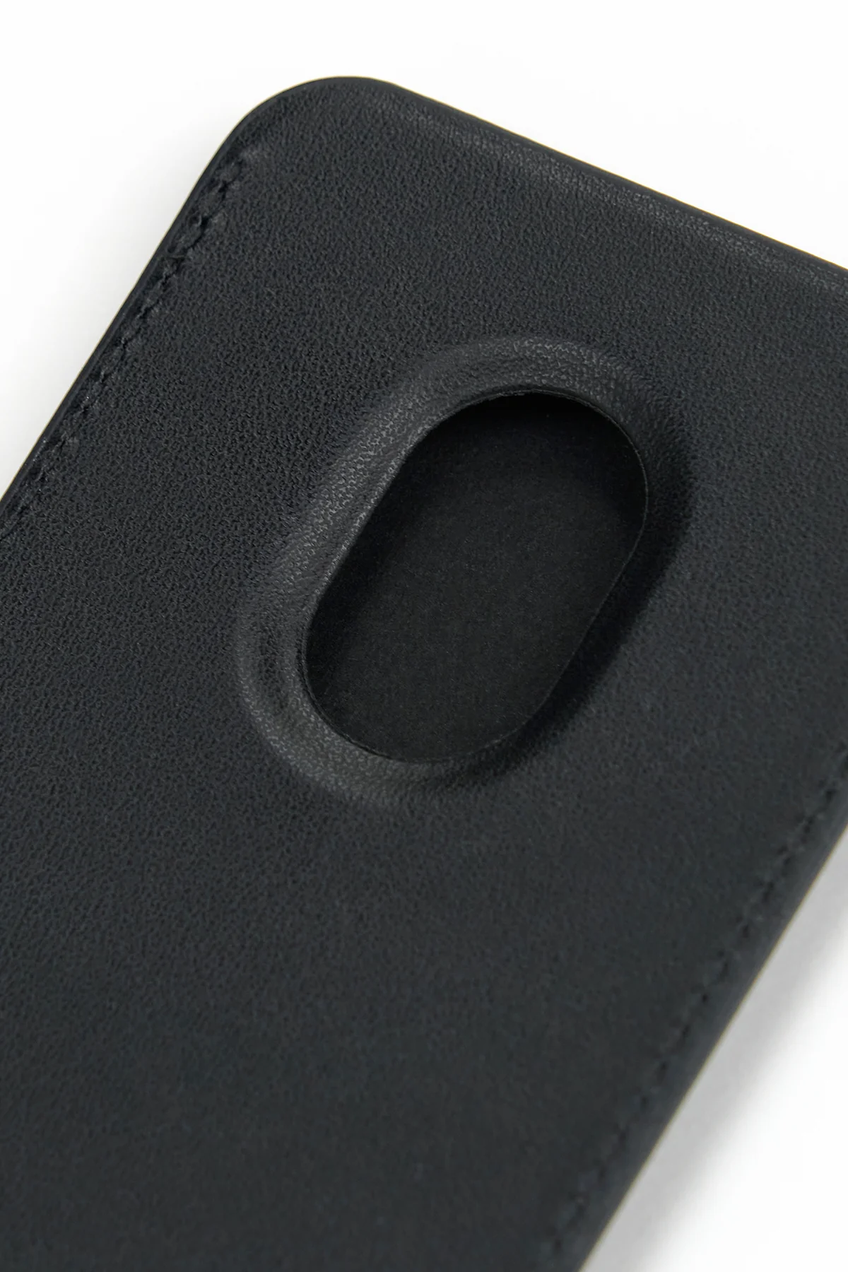 LEANDRO MAGNETIC CARD HOLDER | BLACK CROSS - Image 4